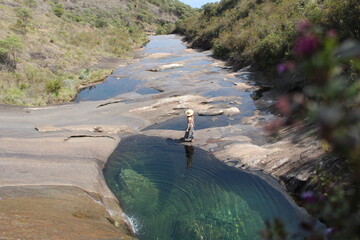 mulher no vale encantando no parque nacional do caparaó