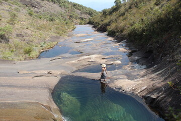 mulher no vale encantando no parque nacional do caparaó