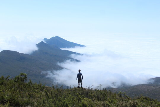 silheta de homem com montanhas e nuvens no parque nacional do capara&oacute;