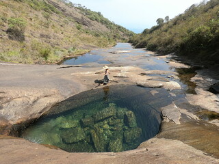 mulher nas piscinas naturais do vale encantando no parque nacional do caparaó, divisa entre minas...