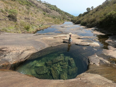 mulher nas piscinas naturais do vale encantando no parque nacional do capara&oacute;, divisa entre minas gerais e esp&iacute;rito santo 