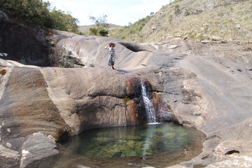 mulher nas piscinas naturais no vale encantado no parque nacional do caparaó 