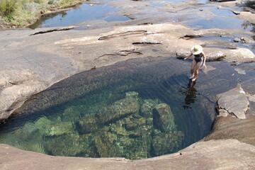 mulher nas piscinas naturais no vale encantado no parque nacional do caparaó 