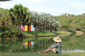 mulher no museu de inhotim, em brumadinho, minas gerais