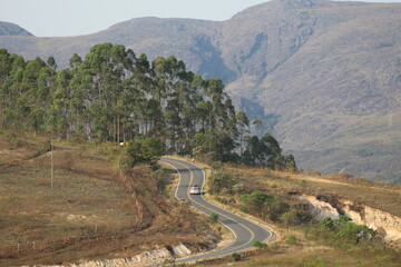 carro em estrada que liga ouro preto a lavras novas, minas gerais 
