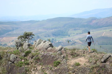 homem no mirante do cristo em bom jardim de minas, minas gerais 