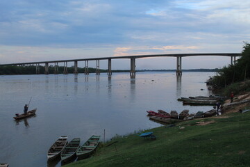ponte sobre o rio são francisco em pedras de maria da cruz, minas gerais 