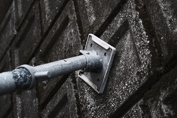 壁に固定する足場の足