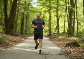 Obraz premium Athletic man running in park