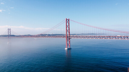 A Ponte 25 de Abril é uma das estruturas mais icónicas de Lisboa, ligando a capital portuguesa à...