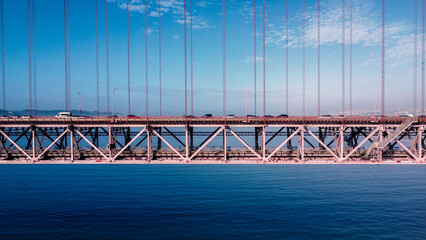 A Ponte 25 de Abril é uma das estruturas mais icónicas de Lisboa, ligando a capital portuguesa à cidade de Almada, sobre o rio Tejo. Inaugurada em 1966.