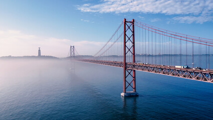 A Ponte 25 de Abril é uma das estruturas mais icónicas de Lisboa, ligando a capital portuguesa à...