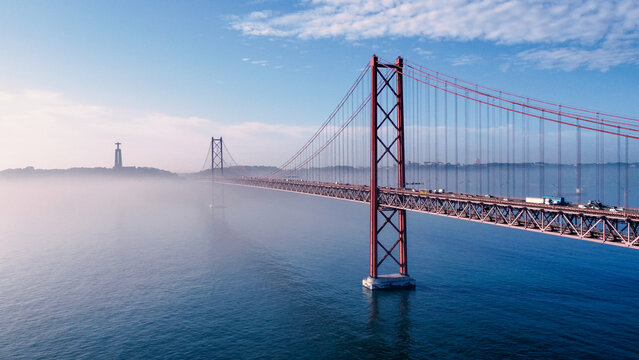 A Ponte 25 de Abril &eacute; uma das estruturas mais ic&oacute;nicas de Lisboa, ligando a capital portuguesa &agrave; cidade de Almada, sobre o rio Tejo. Inaugurada em 1966.