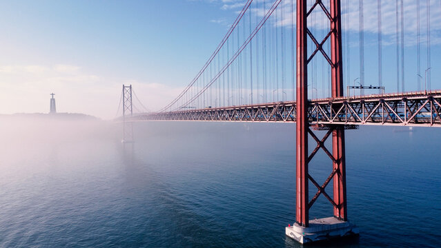 A Ponte 25 de Abril &eacute; uma das estruturas mais ic&oacute;nicas de Lisboa, ligando a capital portuguesa &agrave; cidade de Almada, sobre o rio Tejo. Inaugurada em 1966.