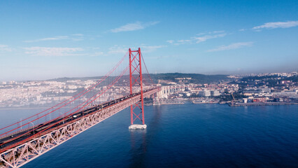 A Ponte 25 de Abril é uma das estruturas mais icónicas de Lisboa, ligando a capital portuguesa à cidade de Almada, sobre o rio Tejo. Inaugurada em 1966.