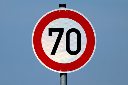 Nočný limit len 70 km/h je realita. Zistite, kde presne platí toto radikálne obmedzenie a prečo úrady uprednostnili spánok obyvateľov pred plynulou dopravou.