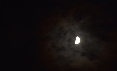 Obraz premium half moon floating on dark sky in night