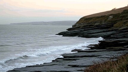 Obraz premium Rocky coastline with crashing waves.