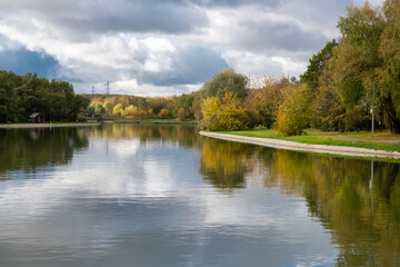Obraz premium Altufyevsky Pond in the Lianozovsky Park of Culture and Recreation on an autumn sunny day. Moscow