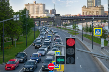 Obraz premium MOSCOW, RUSSIA. Taras Shevchenko Embankment. Cars at the traffic light at the forbidding signal of the traffic light