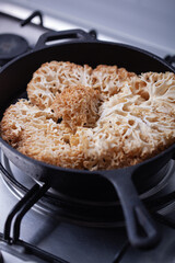 Sparassis crispa frying.