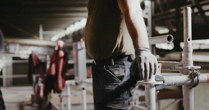 Bauarbeiter macht Pause w&auml;hrend Restaurationsarbeiten