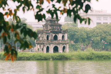 Fototapeta premium Hoan Kiem lake turtle tower