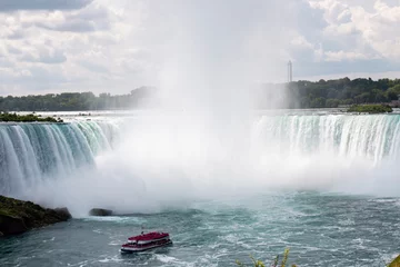 Fototapete Wasserfälle Boat Near Niagara Falls horseshoe falls  © coachwood