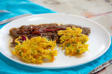 Real food, strong, protein-rich and healthy. Rump steak with onions, rice balls and vegetables