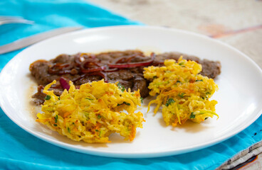 Real food, strong, protein-rich and healthy. Rump steak with onions, rice balls and vegetables