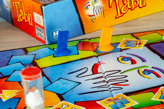 Nahaufnahme vom beliebten Brettspiel TABU. Es f&auml;llt unter die Kategorie Rate- und Deduktionsspiel