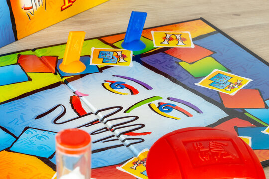 Nahaufnahme vom beliebten Brettspiel TABU. Es f&auml;llt unter die Kategorie Rate- und Deduktionsspiel