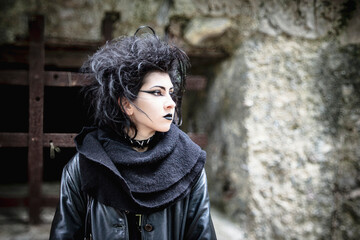 Ritratto di giovane donna in stile dark gothic con trucco nero, rossetto nero e piercing al naso....