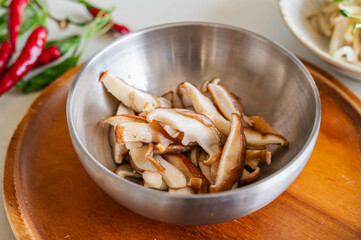 レンチン後に塩とごま油を和えたシイタケ