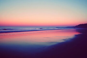 Fototapeta premium 美しい夕焼けが広がる浜辺で波が寄せる穏やかな海の景色