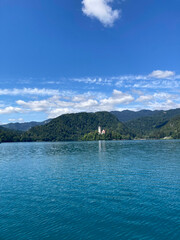 Obraz premium Lake Bled, A Scenic Slovenian Getaway