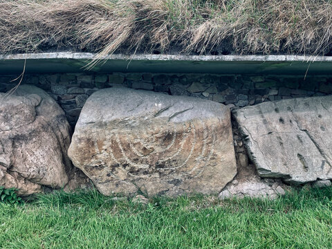 Fels mit eingraviertem Muster an einem jungsteinzeitlichen Ganggrab in Knowth im UNESCO Weltkulturerbe Br&uacute; na B&oacute;inne, Irland