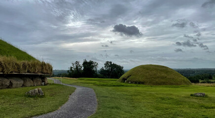 Die jungsteinzeitlichen Ganggr&auml;ber Knowth im UNESCO Weltkulturerbe Br&uacute; na B&oacute;inne, Irland