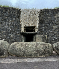 Fels mit eingraviertem Muster am Eingang zum jungsteinzeitlichen Ganggrab Newgrange im UNESCO Weltkulturerbe Br&uacute; na B&oacute;inne, Irland