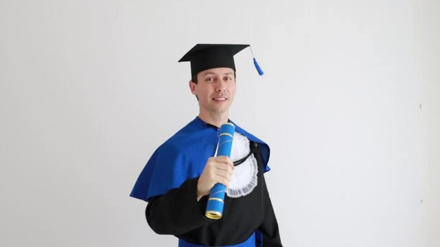 formando celebra  com canudo formatura 