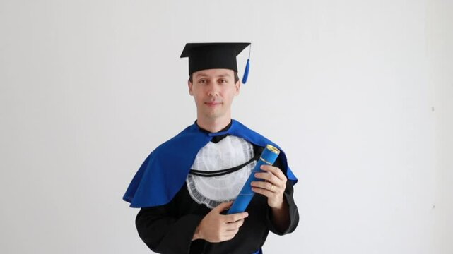 formando celebra  com canudo formatura 