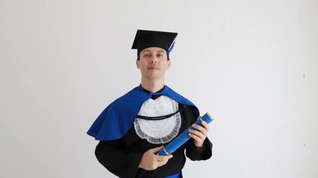 formando celebra  com canudo formatura 