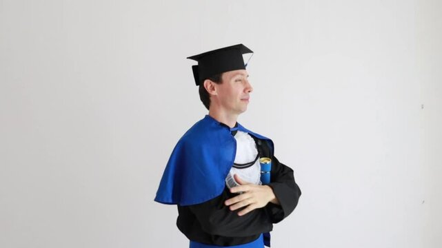 formando celebra  com canudo formatura 