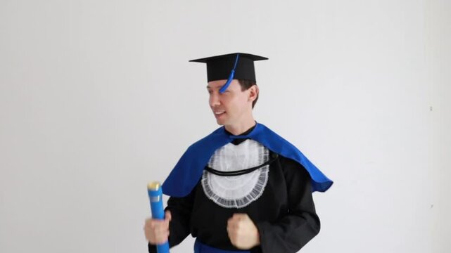 formando celebra  com canudo formatura 