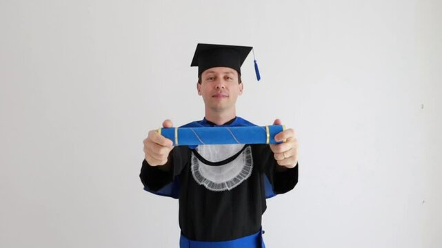 formando celebra  com canudo formatura 