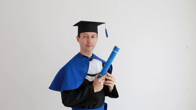 formando celebra  com canudo formatura 