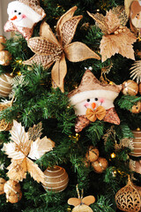 decoração dourada de natal em arvore verde 