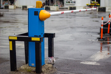 An automatic barrier is installed. Use in paid parking lots