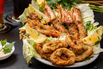 Presentation of a dish with fried prawns breaded with beer