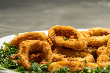 Presentation of a dish with fried prawns breaded with beer